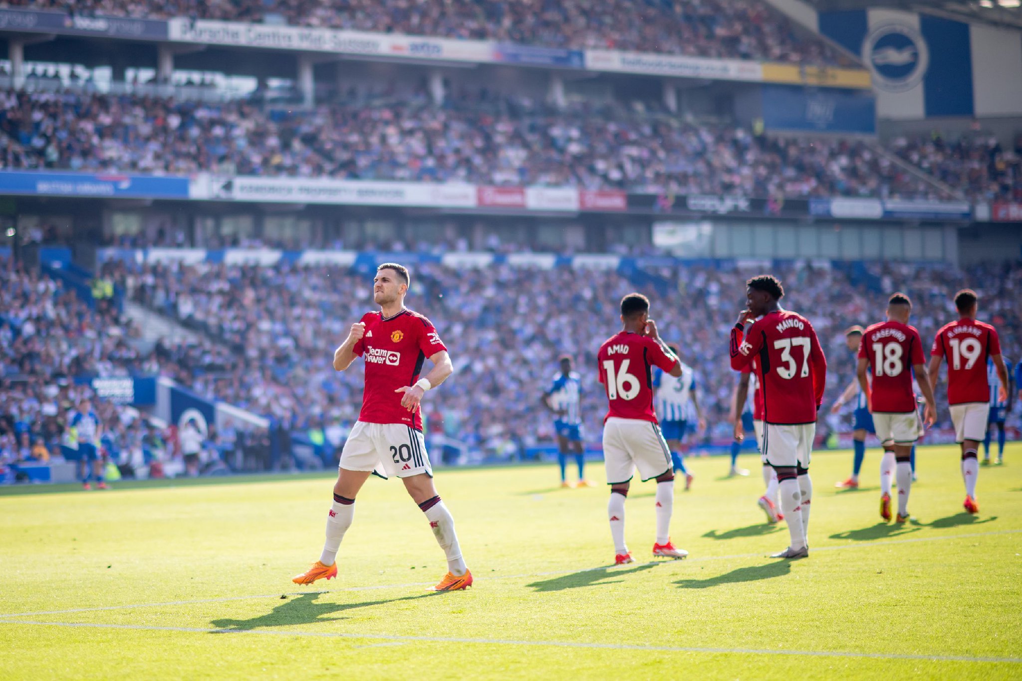 他频繁地参 他频繁地参